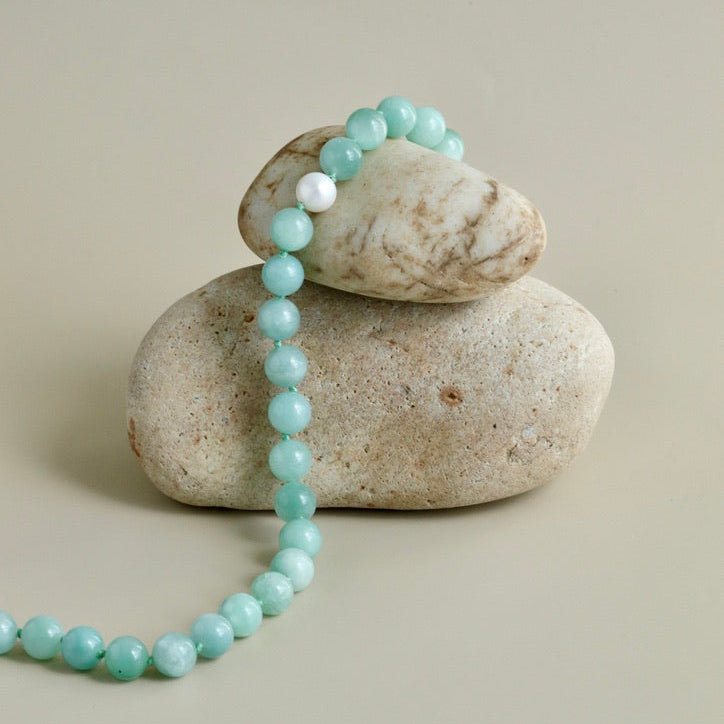 Light green jade bead necklace with 8mm natural jade gemstones, freshwater pearl centerpiece, and gold clasp – elegant Mediterranean-inspired gemstone jewelry for women.