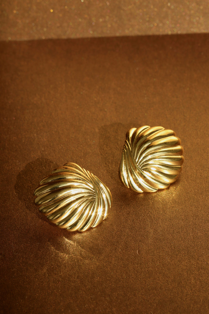 gold wave statement studs shell